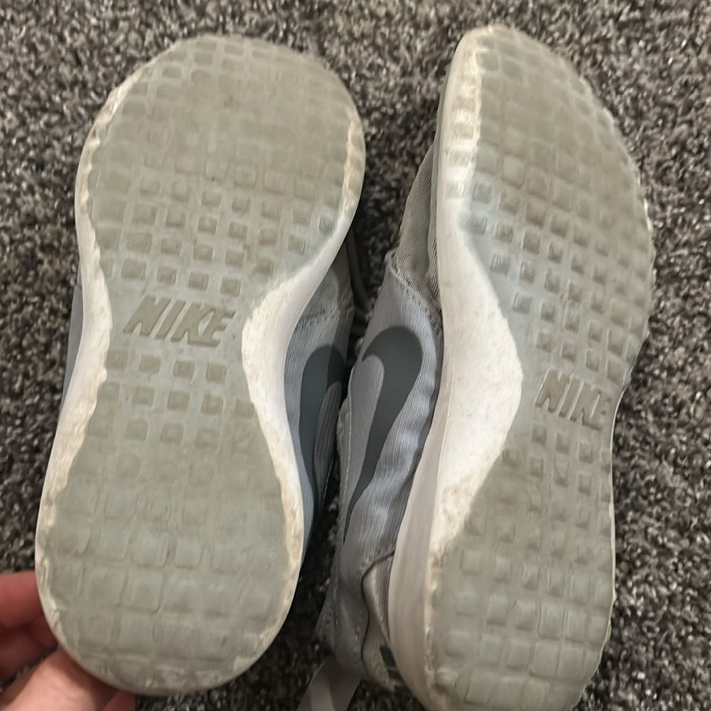 Girls Nike size 6.5 Sneakers - Picture 3 of 5